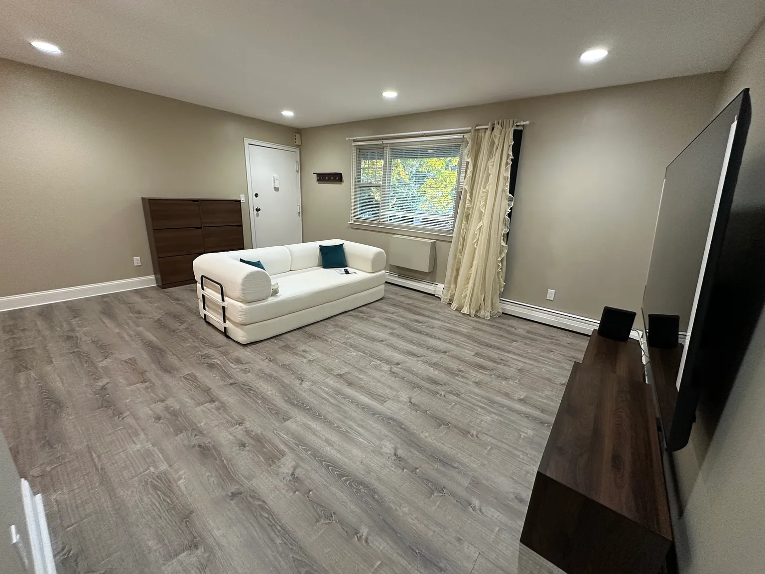 2 bed, 910 sqft, $2,900 — Photo 2
