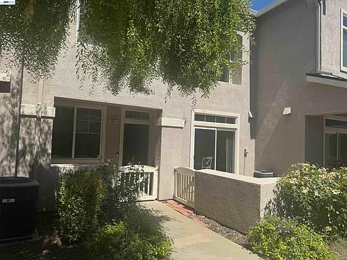 3162 Golden Crest Cmn #3 Photo 1