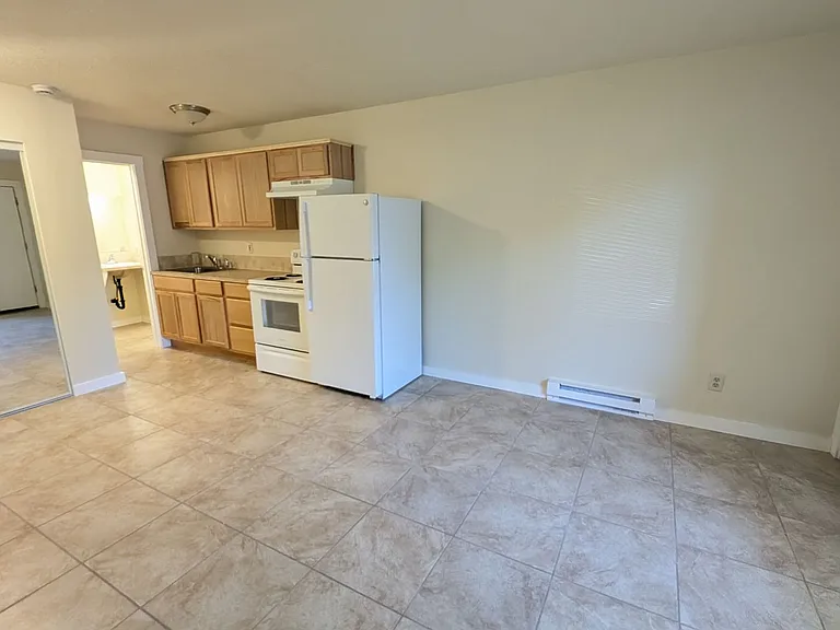 573 SE Walnut St — Photo 3