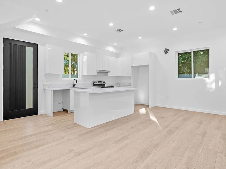 6846 Cedros Ave — Photo 9