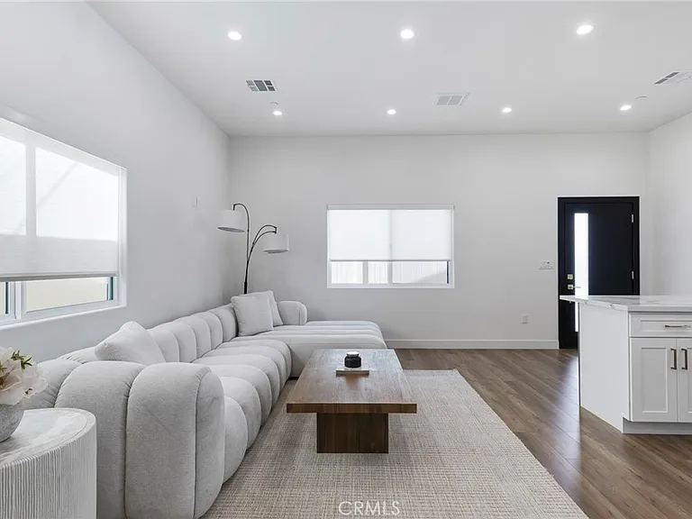 6208 Beeman Ave — Photo 7