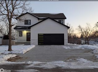 208 W Meadow Ln, Marshalltown, IA 50158