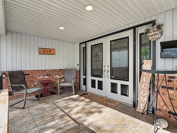 3rd image of 979 Crescent Rd