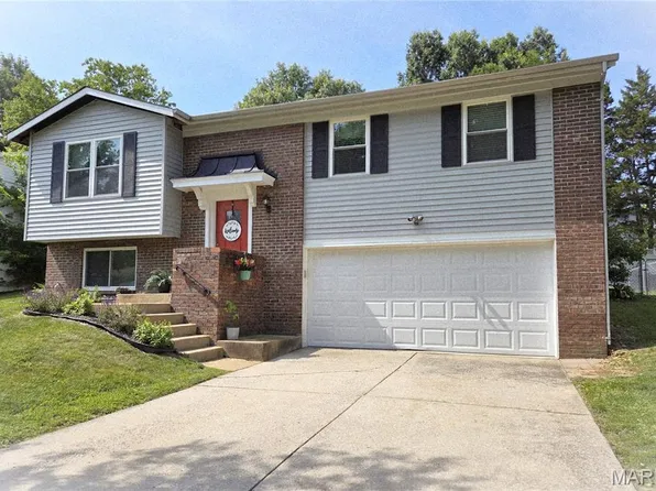 1382 Premio Dr, Fenton, MO 63026