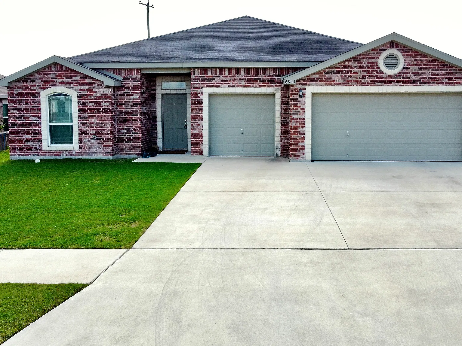 4 bed, 2.5 bath, 2221 sqft, $1,950 — Photo 1