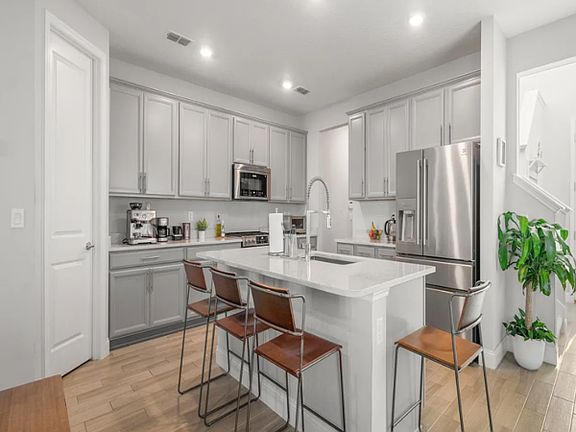 5th image of 409 Clifton Bay Loop