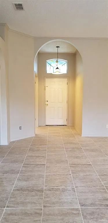 4 bed, 2.0 bath, 1953 sqft, $1,700 — Photo 2
