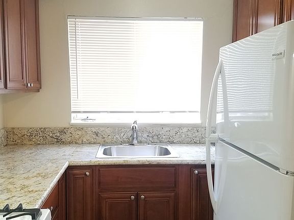 2nd image of 475 Redwood Ave APT 15