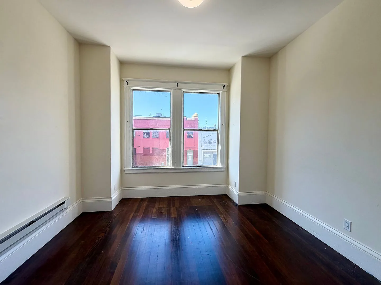 Bright & Spacious 1BR + Office in SOMA — Photo 2
