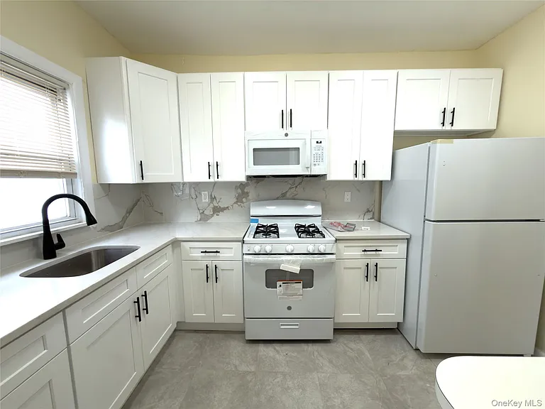 517 Laurelton Blvd — Photo 12