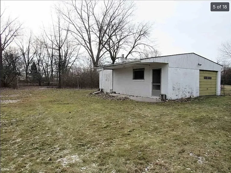 2090 Vermont Ave — Photo 3