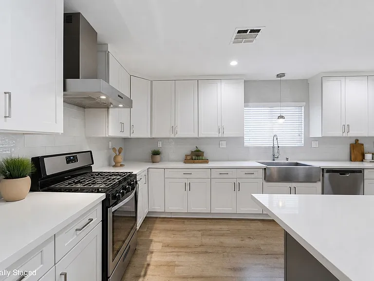 2122 S Highland Ave — Photo 5