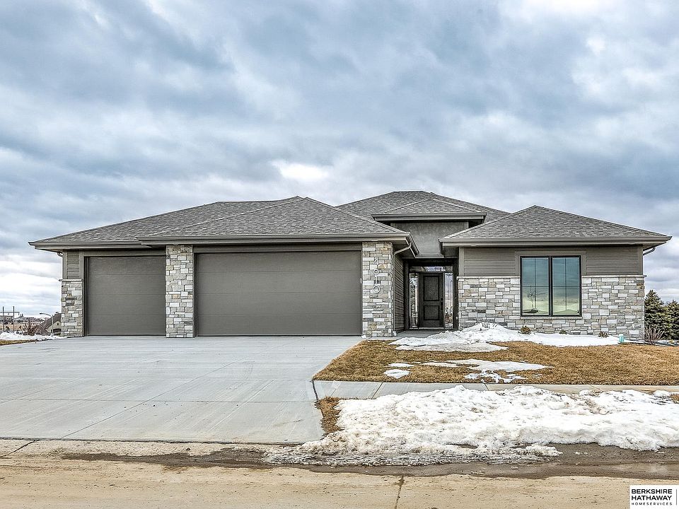 1st image of 4718 N 192nd Ave