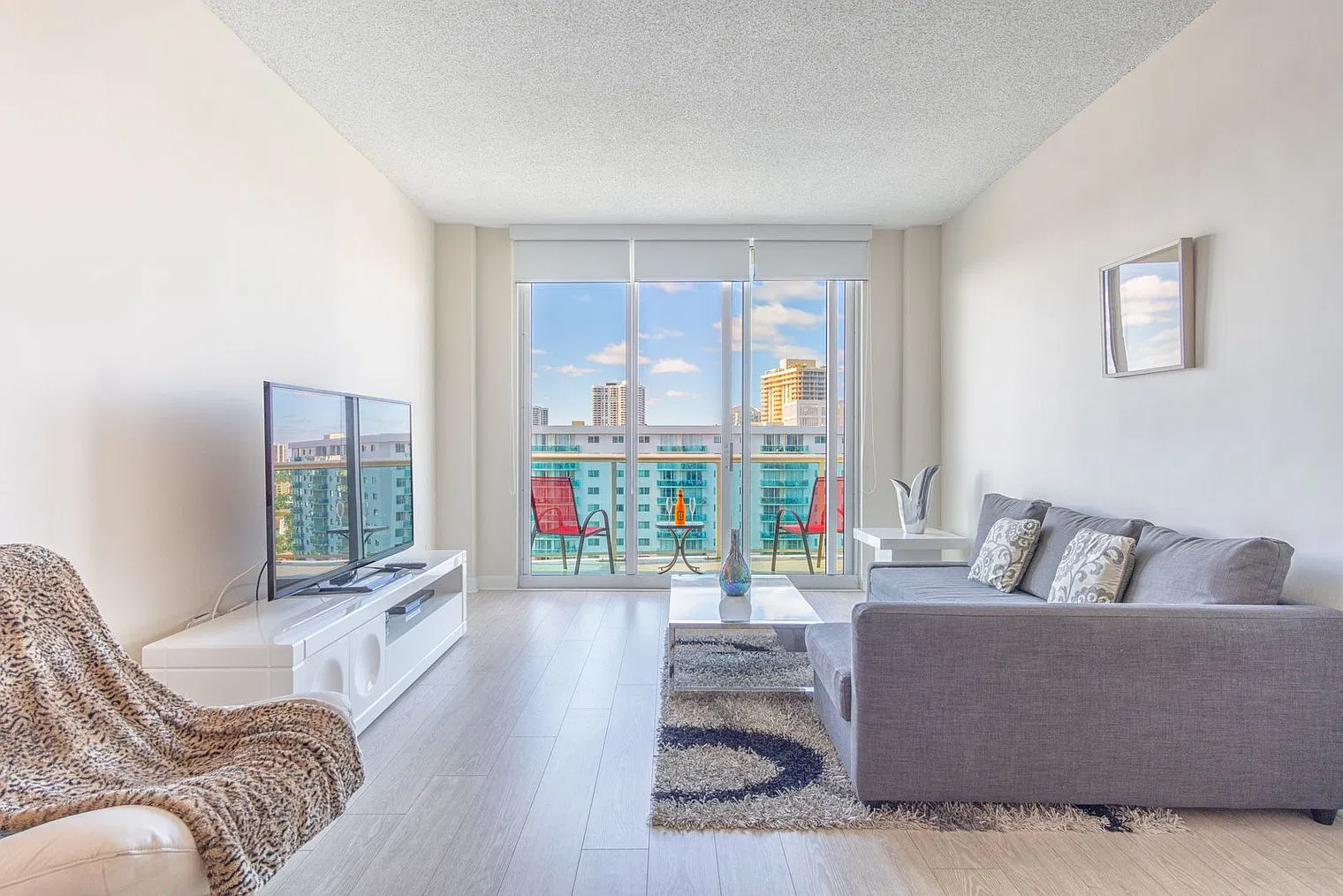 1 bed, 1.0 bath, 1001 sqft, $3,398 — Photo 2