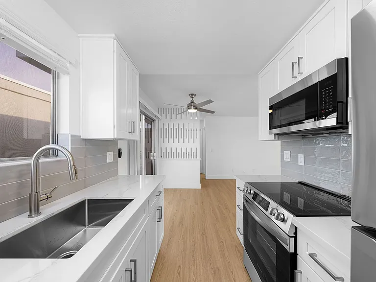 Modern University Crest Apartments 1 Month Free — Photo 33