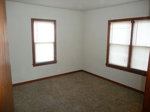 5th image of 2415 SW Lee Blvd