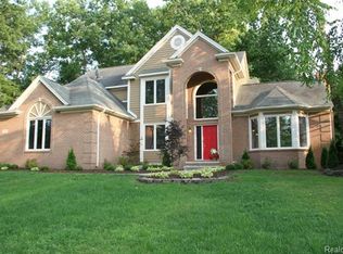 121 Woodcreek Ct, Commerce Township, MI 48390