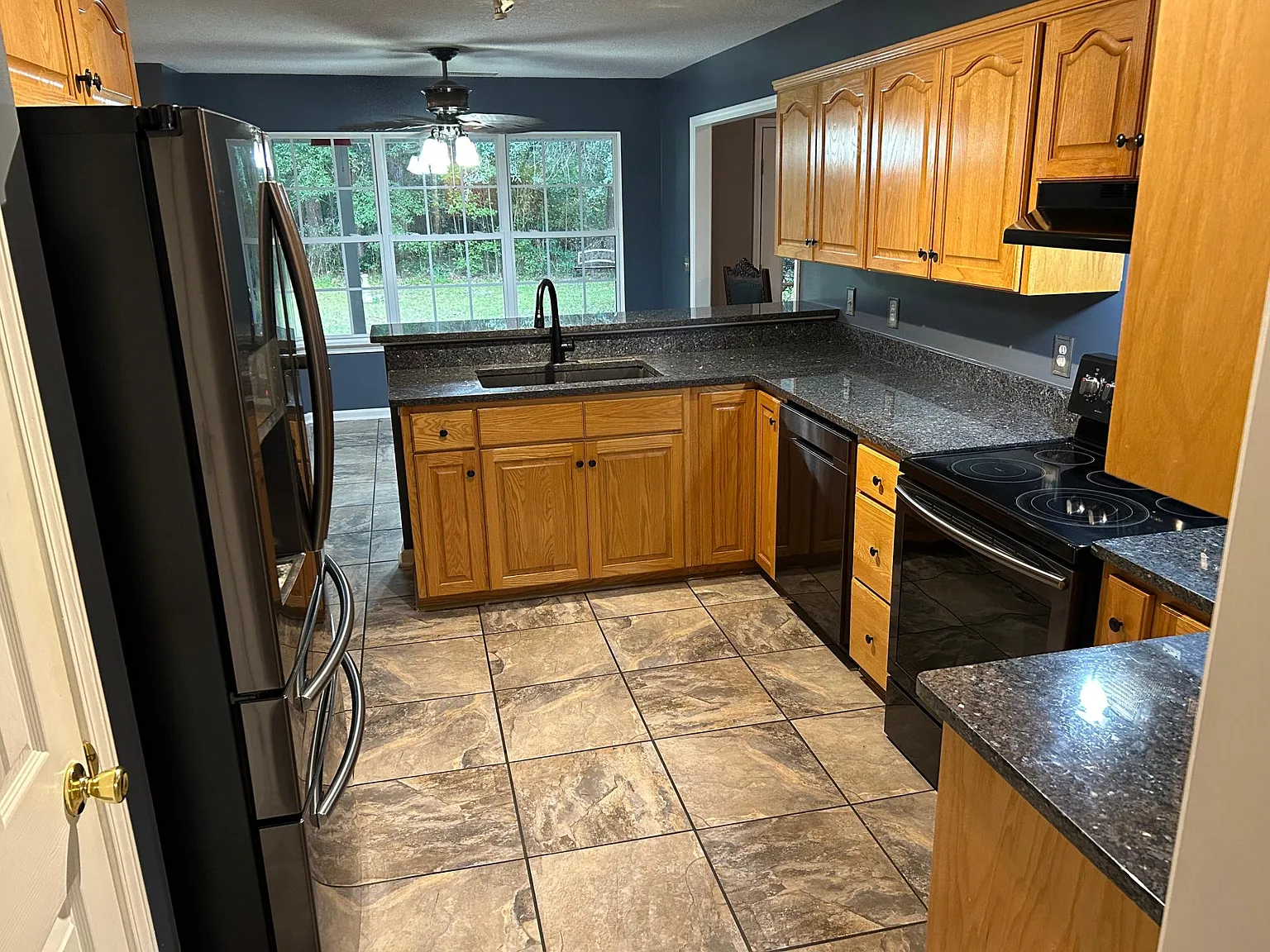 3 bed, 2121 sqft, $1,975 — Photo 3