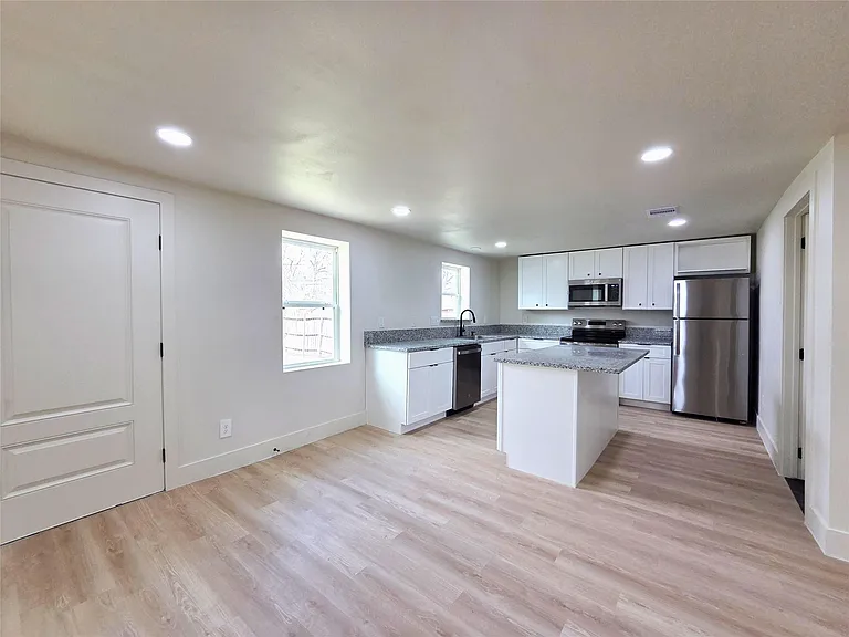 4607 Englewood St — Photo 5