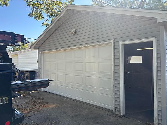 5th image of 452 Blaine Ave
