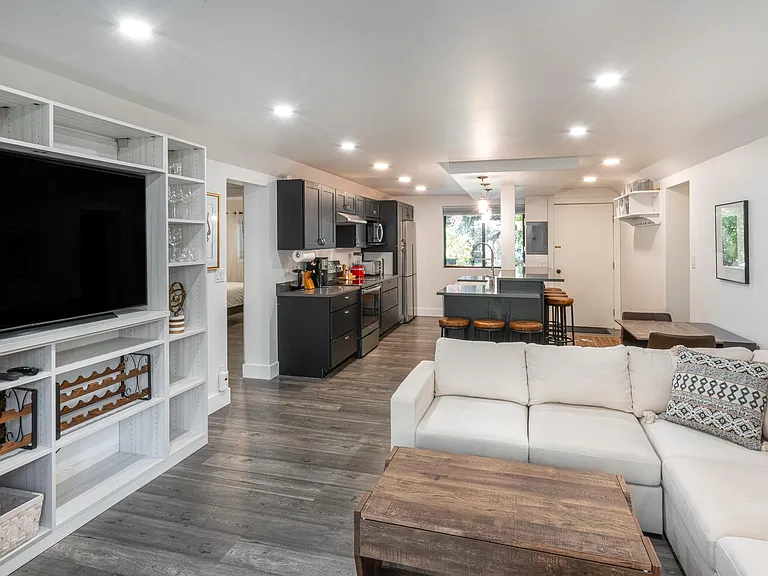 1316 Vine St — Photo 5