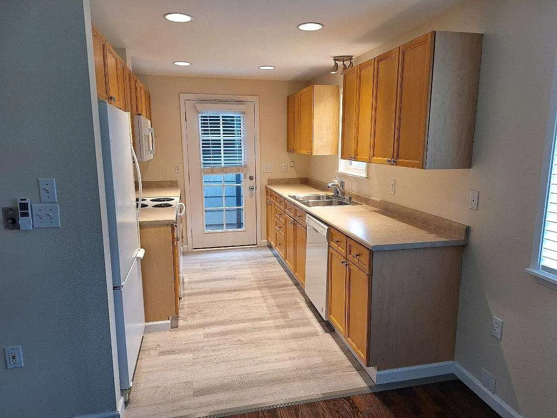 3 bed, 1.5 bath, 1175 sqft, $3,100 — Photo 2