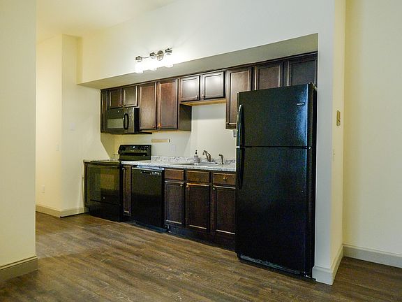 2nd image of 260 College St #2