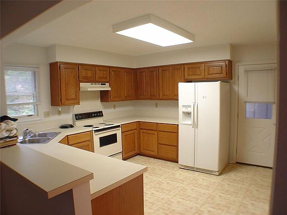 5th image of 28 Fountainhall Dr