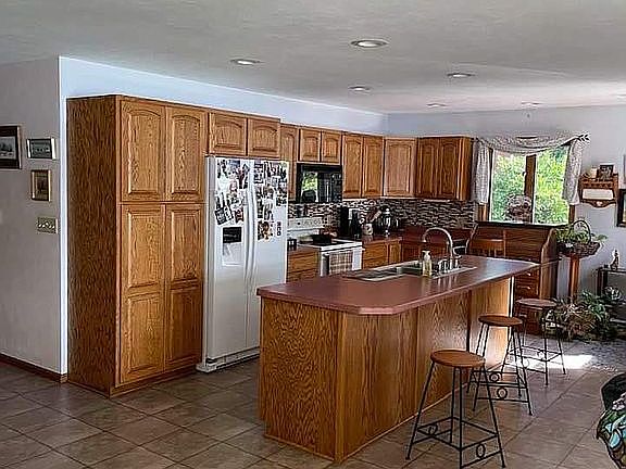 2nd image of 187 Lakeshore Dr