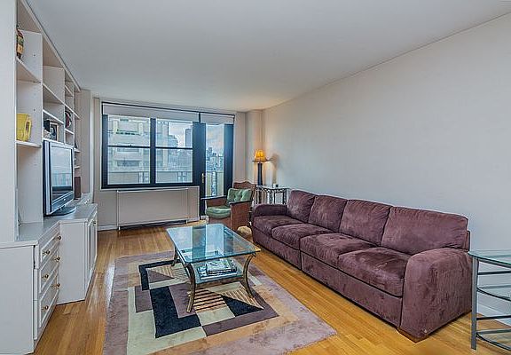 3rd image of 301 E 87th St #Res-18a