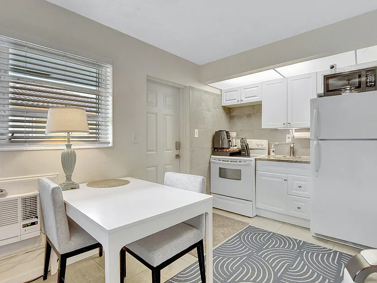 1938 NE 7th St #5 — Photo 7