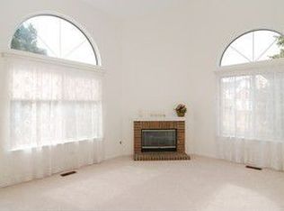 77 Lancaster Cir, Gurnee, IL 60031