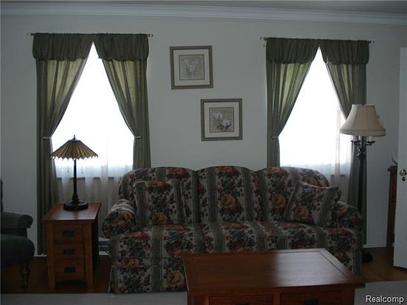 5th image of 124 S Denwood St
