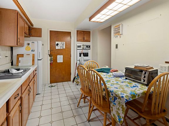 3rd image of 7227 N Ridge Blvd APT 1A