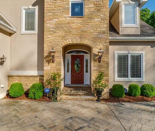 3rd image of 102 Lands End Ct