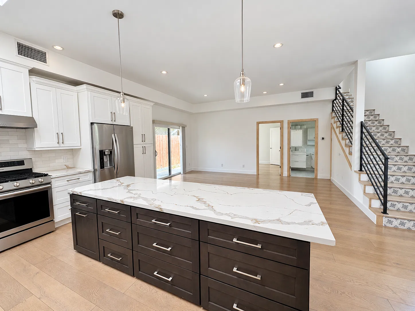 2 bed, 1200 sqft, $4,000 — Photo 2
