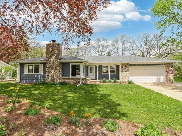 1020 Sunnyslope DRIVE, Hartland, WI 53029