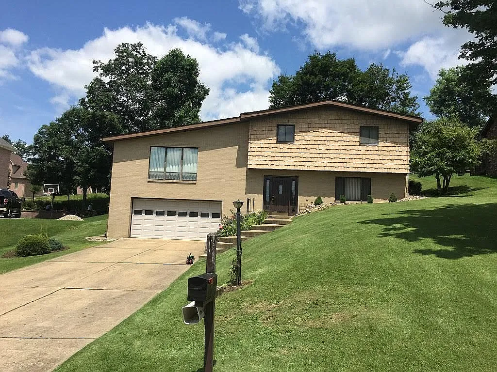 740 Woodlawn Dr photo 1