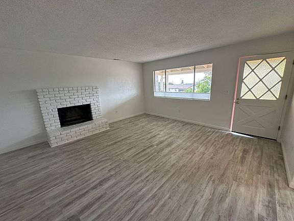 4th image of 2770 Juniper Ave