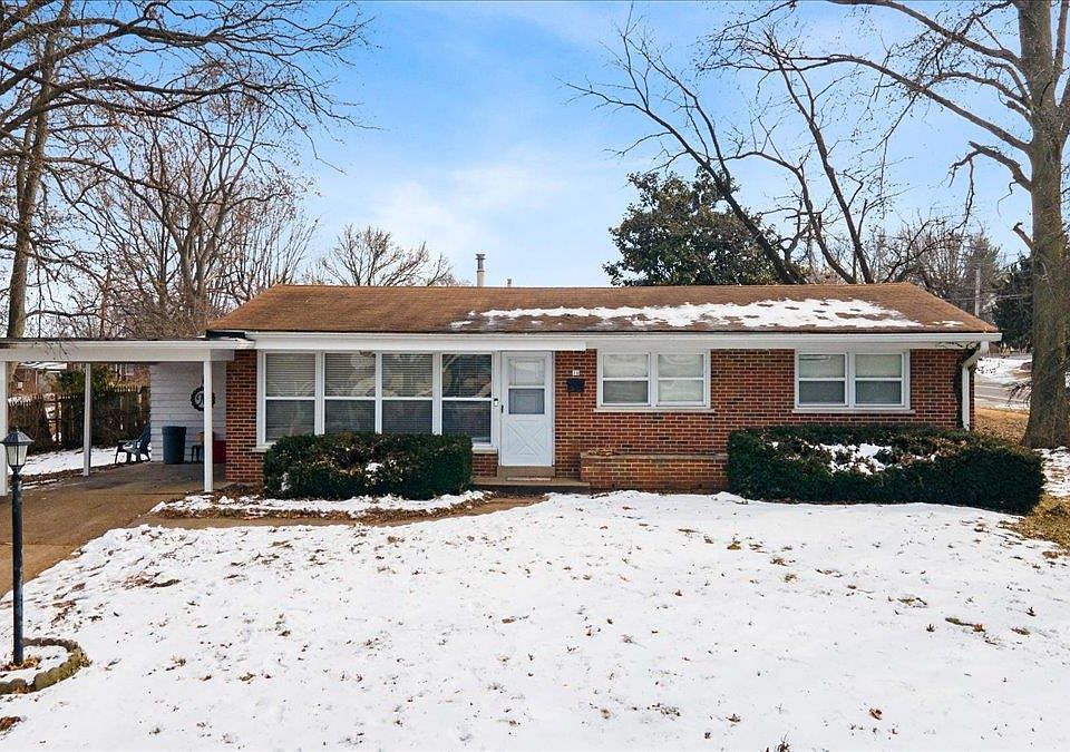 1st image of 10 Saint Edward Ln