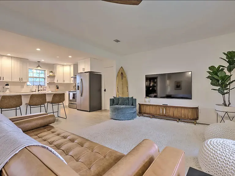 126 Royal Ln — Photo 4