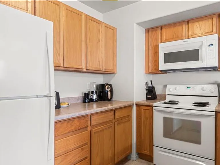 2209 Golden Gate Grv — Photo 2