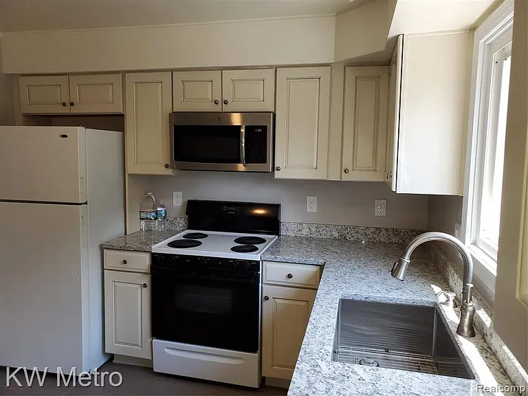 553 N Old Woodward Ave — Photo 6