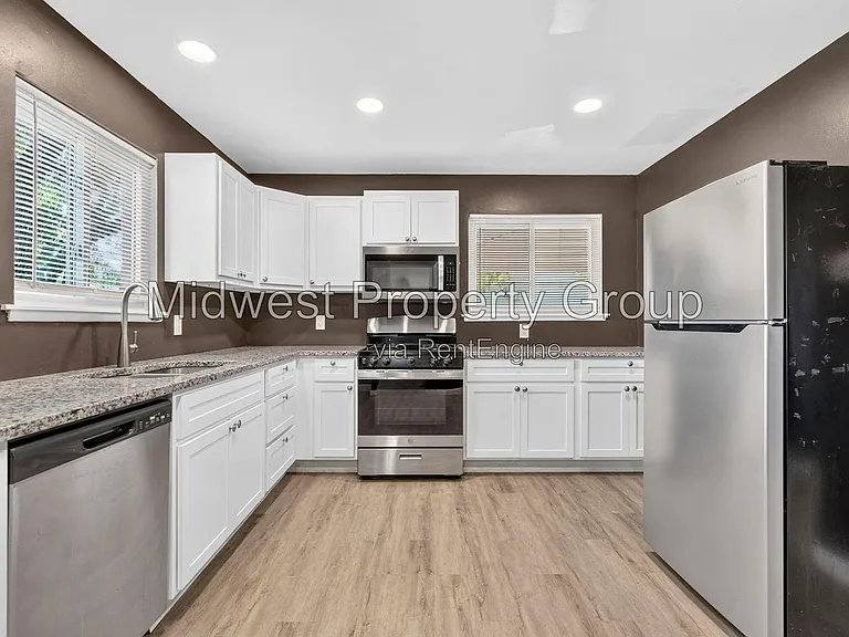690 Central Pkwy — Photo 6
