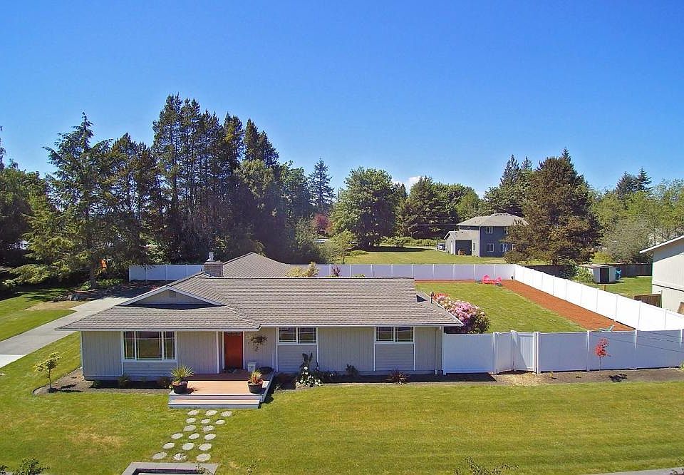 HUGE level lot