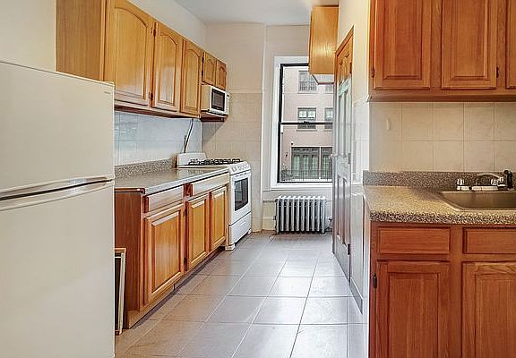 4th image of 345 E 83rd St #14A