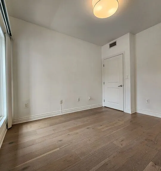 147 S Doheny Dr — Photo 22