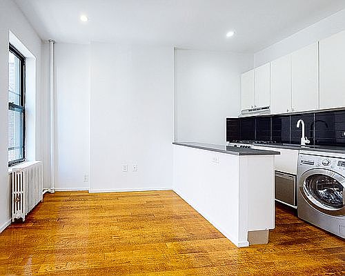 3rd image of 410 W 36th St APT 4RE