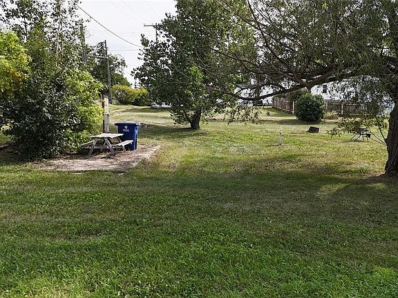 5th image of 136 Railway AVENUE