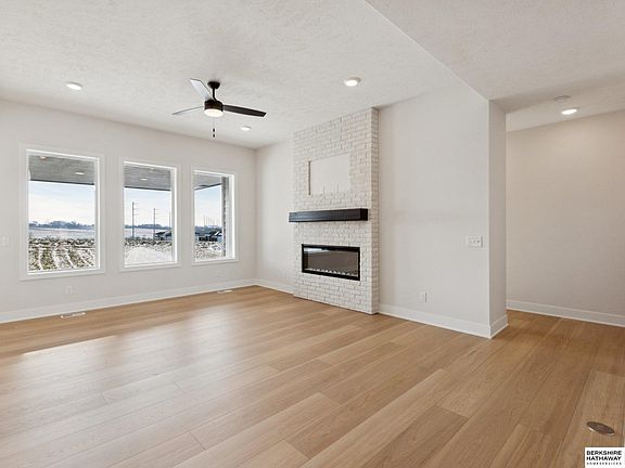 4th image of 18067 Sycamore Dr